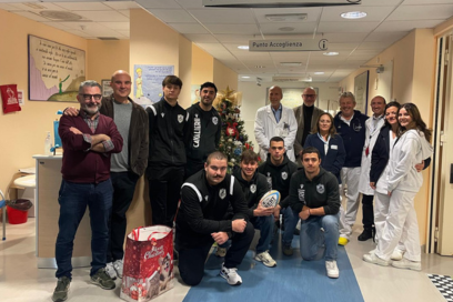 I Cavalieri Union Rugby portano la magia del Natale ai piccoli del reparto di Neonatologia del Santo Stefano